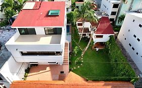 Beautiful Jungle House On A Strategic Location